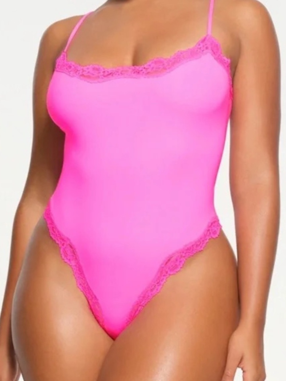 SKIMS FITS EVERYBODY LACE CAMI BODYSUIT LIMITED EDITION: TAFFY TONAL SMALL